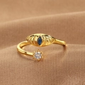 Verstellbarer goldener Ring mit blauem Auge und Zirkon auf braunem Seidenhintergrund - Blatt-Akzentuierter Evil Eye (Q-J078) / Gold