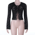 Dettaglio del cardigan in pizzo floreale nero con maniche a campana e chiusura a lacci - S / Nero