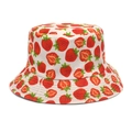 Dettaglio della stampa a fragole e cuciture rinforzate sul cappello in cotone bianco - M (56-58cm) / Bianco