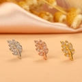 Dettaglio macro di tre orecchini a lobo a forma di foglia in argento, oro e oro rosa - 4# Foglia / Argento