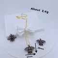 Nahaufnahme des Bienenanhängers Größe 27x25mm und Gewicht 3,4g mit Goldkette - Goldener Bienen Anhänger