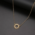 Détail du pendentif soleil doré avec motif rayonné sur une fine chaîne élégante - Soleil Pendentif Or