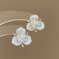 Detailansicht von blauen Kristall-Blumenohrringen mit Perlenmitte und Silberdetails - Blau Farbverlauf Eisriss-Textur Blumen-Perlenohrringe (19# Silbernadel-Silber-Blau)