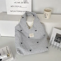 Detail der Gingham-Stofftasche mit feiner schwarzer Schleifenstickerei und Markenetikett - Schwarzes Gitter Schwarzer Schleife