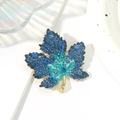 Eleganter Ahornblatt-Anstecker mit blauem Farbverlauf-Strass auf goldener Basis - Blau
