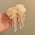 Eleganti orecchini a fiori in tessuto crema con lunghe nappe di perline bianche per vacanze - Stile con Perno in Argento (Style 24)