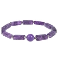 Elastisches Perlenarmband mit rechteckigen Charoit-Steinen und silbernen Zwischenperlen - Amethyst Armband