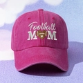 Détail de la broderie Football MOM sur une casquette délavée rose fuchsia intense - Taille unique / Rose rouge
