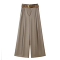 Pantalones anchos de satén en color camel oscuro con cinturón y hebilla dorada - XS / Camel