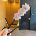 Rosa Haarschmuck mit drei Netzblumen und Perlen auf einem schwarzen Haarband - Hellrosa Netzblumen Haarknoten Macher
