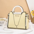 Bolso chic bicolor amarillo y blanco con logo dorado y correa de hombro ajustable - Amarillo