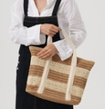 Kontrastfarbene Stroh-Tragetasche mit braunen und cremefarbenen Streifen und Kapazität - 43cmx15cmx31cm / Khaki