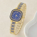 Reloj de mujer cuadrado dorado con pedrería azul y números arábigos claros - Oro Azul - Números Arábigos