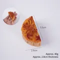Modello realistico di torta lunare in PVC con dettagli su dimensioni 5,5cm e peso 40g - Mezza Torta Lunare con Tuorlo d'Uovo e Fagioli Rossi (Metà Casuale) - Senza Portachiavi