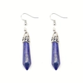 Detail von blauen Lapislazuli Sechskant-Ohrringen mit verzierten silbernen Ohrhaken - Lapislazuli