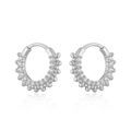 Dettaglio degli orecchini a cerchio in argento con zirconi incastonati e bordo perlato - Stile B (Pavé con perline) / Oro Bianco