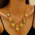 Böhmische Goldkette mit mehreren Vintage-Herzanhängern, getragen von Model - Halskette (0457) / Altgold