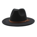 Klassieke zwarte vilten fedora hoed met brede platte rand en donkerbruine leren band - M (56-58cm) / Zwart