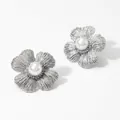 Primer plano de pendientes de flor plateados con pétalos texturizados y perla blanca - Plata (D2004)