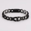 Vista detallada de la pulsera de metal negro mate con grabados de tótems en relieve - Estilo Mate en Relieve / Negro