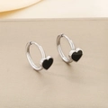 Boucles d'oreilles cœur argentées avec accents diamants noirs et détails perles - Créoles Cœur Émail Noir Couleur Acier 16*8mm (KE109409-KLX)