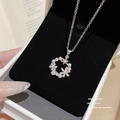 Collana in argento con ciondolo a fiocco di neve e perle in una lussuosa scatola nera - Stile pendente con perla a fiocco di neve (X312) / Argento