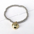 Pulsera elástica de cuentas plateadas con un colgante de corazón dorado de diseño - Plateado