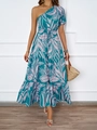 Detail van blauwe jurk met tropische print, één-schouder ontwerp en gelaagde rok - S / Groen Bloemen