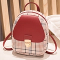 Kleine rugzak met rood-wit ruitpatroon, leeraccenten en gouden draaisluiting decor - 16cmx6cmx21cm / Rood