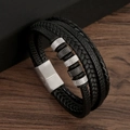 Primer plano de pulsera de cuero negro trenzado de varias capas con cuentas plateadas - Acero + Blanco y Negro