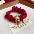 Détail du chouchou rouge orné d'un pendentif cheval doré et d'un caractère de fête chinois - 29# Chouchou-Rouge-Cheval Doré-Joie