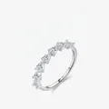 S925 Sterlingsilber Ring mit sieben tropfenförmigen funkelnden Steinen in einer Reihe - US Größe 5 / Silber