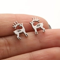 Primer plano de los pendientes de plata con forma de alce y diseño calado fino - Estilo Reno (665) / Color acero