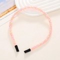 Détail de serre-têtes à paillettes roses et jaunes sur fond blanc minimaliste - Multicolore Brillant 2
