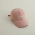 Dettaglio del cappellino rosa da bambina con ricamo raffinato a forma di fiocco bianco - 48-54cm (3-10 Anni) / Rosa