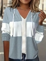 Detail van blauw-wit gestreepte hoodie met rits en verticale ribgebreide textuur - S / Tops / Lichtblauw