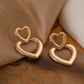 Orecchini a doppio cuore placcati in oro 18K su tessuto di seta e superficie in legno - Doppio Cuore Oro Superficie Liscia (44707)