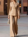Detailansicht des khakifarbenen, gestreiften Zweireiher-Blazers und der weiten Hose für Damen - S / Aprikose