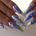 Unghie finte blu e bianche con farfalla d'argento, fiori 3D e decorazioni di perle - Stile Sfumatura Blu Farfalla Fiore 3D Perla (JP3511)