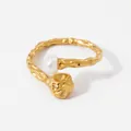 Anello aperto in acciaio inossidabile dorato irregolare con perla bianca e texture martellata - Stile Perla Martellata Oro (KB808)