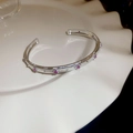 Detailansicht eines mehrlagigen Silberarmbands mit rosa Edelsteinen und floralem Diamantbesatz - 5# Gebürsteter Armreif - Silber Fuchsia Zirkon (HB3101)