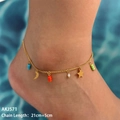 Detailansicht der Gold-Fußkette mit bunten Perlen, Mondanhängern und weißer Perle - KA571 Stil / Gold