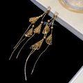 Makro-Detail von 18K vergoldeten Quasten-Ohrringen mit funkelnden Zirkonia-Steinen - Kupfer/925 Silber Stift/Zirkonia / Goldenes Herz Quasten-Stil (Echt Vergoldet)