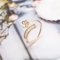 Verstellbarer Goldring mit Blumenmotiv und Baguette-Zirkonia im 45-Grad-Winkel - Einstellbar Offen / Gold (D7221)