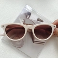 Gafas de sol cat-eye blanco crema con lentes marrones y detalles de corazón plateados - Blanco Roto