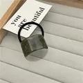 Elastico per capelli minimalista con ciondolo in acrilico con trama marmo verde scuro - Venatura del legno Verde tè