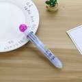 Bolígrafo creativo púrpura de 10 colores con texto sobre un escritorio de madera - Corona amarilla bola púrpura