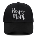 Gorra de béisbol negra con bordado Boy Mom blanco e icono de corazón sobre fondo blanco - Ajustable / Negro