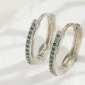 Orecchini a cerchio in argento con zirconi verdi brillanti e chiusura a scatto - Argento con Zircone Verde