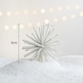 Décoration flocon de neige blanc pailleté de 8cm sur fond de neige de Noël - Boule Oursin Blanc 6 pièces